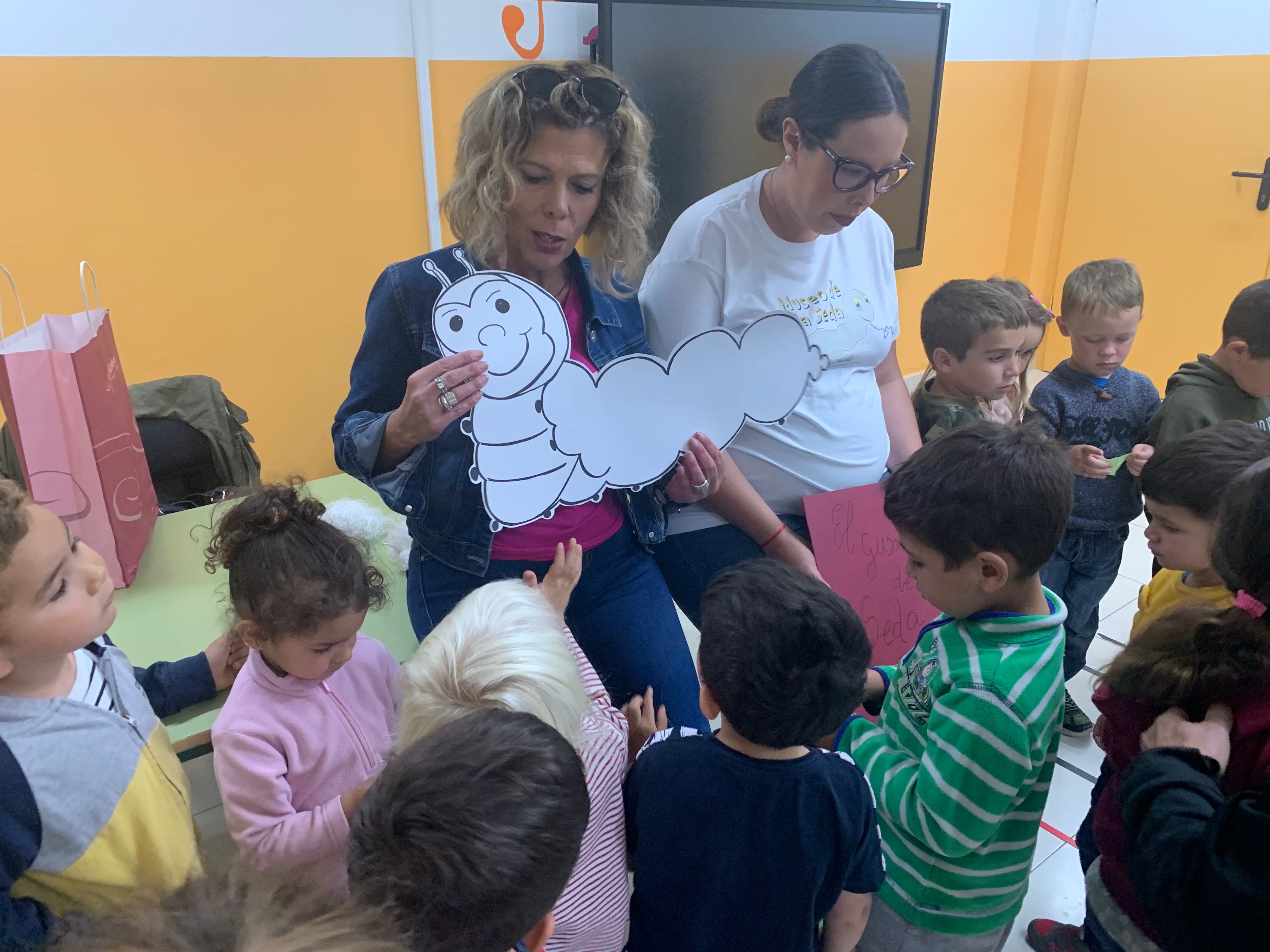 TEJIENDO, TEJIENDO EL CAPULLO VA CRECIENDO Y NOSOTROS APRENDIENDO