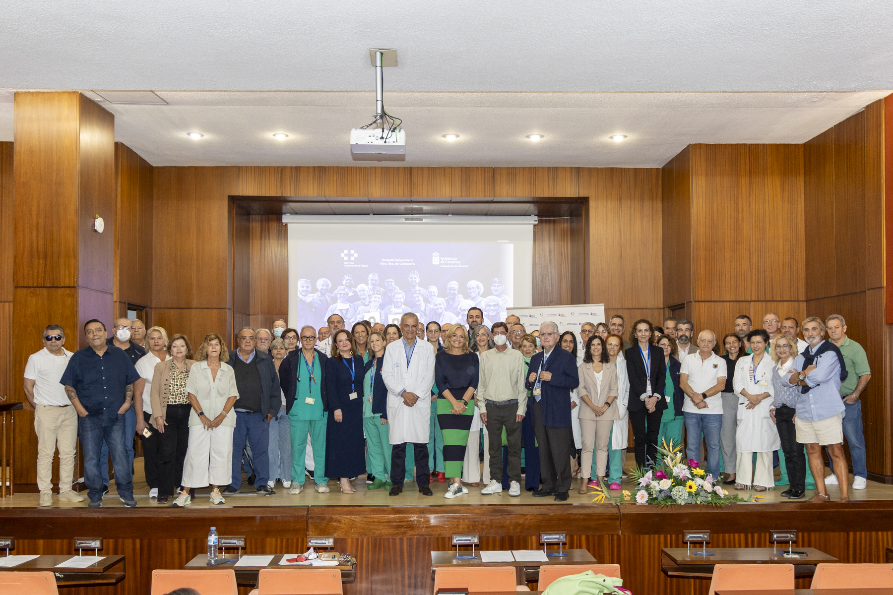 Foto de familia con el equipo médico y varios pacientes trasplantados